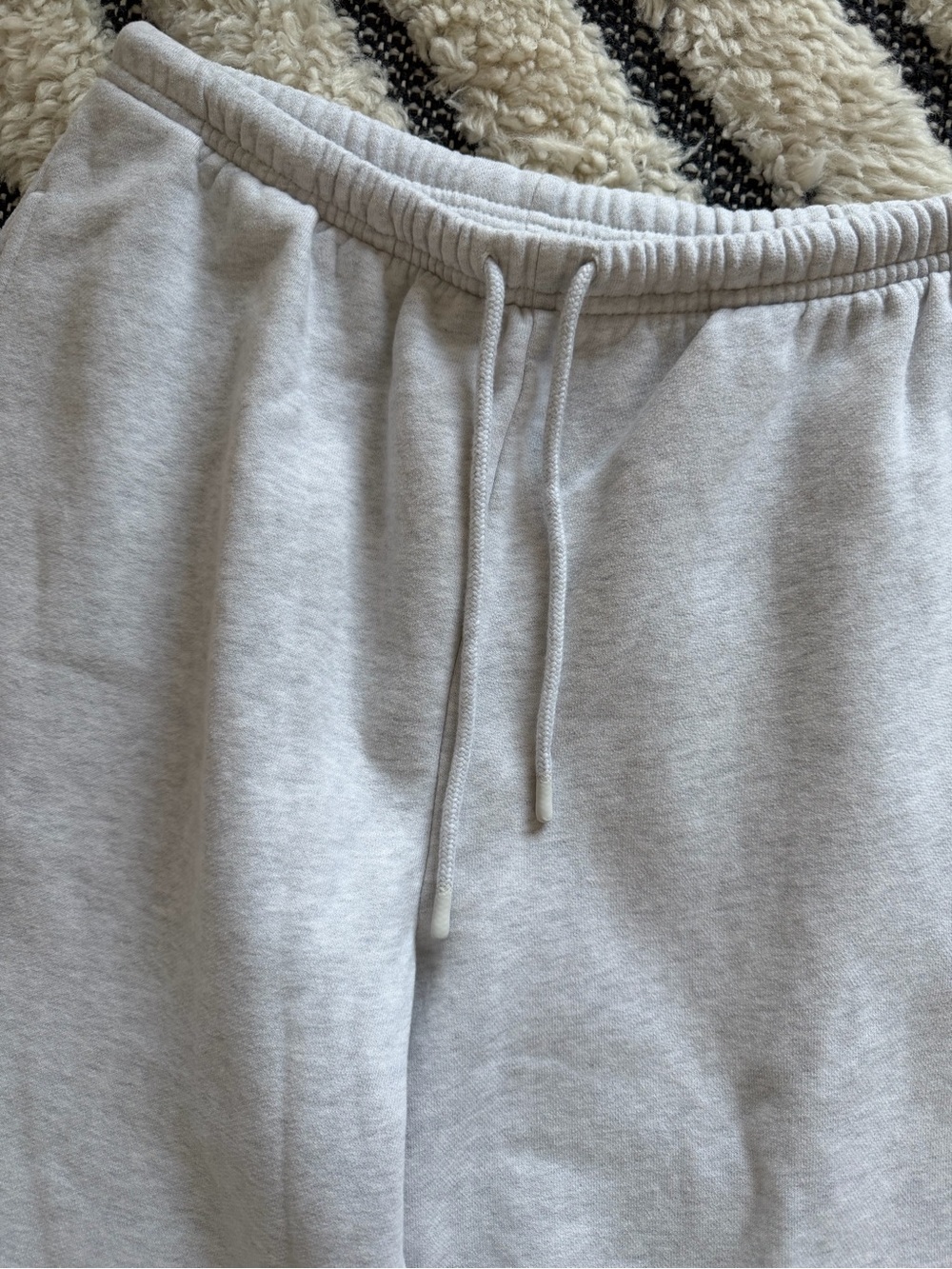Aritzia Mega Flutter Sweatfleece Heather Cloud Size M NWT - Picture 2 of 7